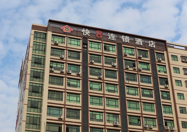 速8连锁酒店招牌制作白天实景图